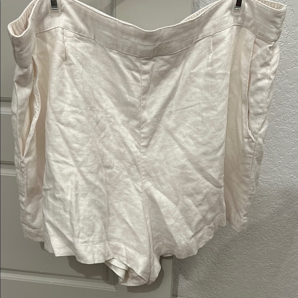 EUC Abercrombie & Fitch size XL White Linen Blend Shorts 45% linen 55% viscose.